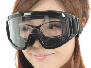 メガネの上からゴーグルを着けた女性