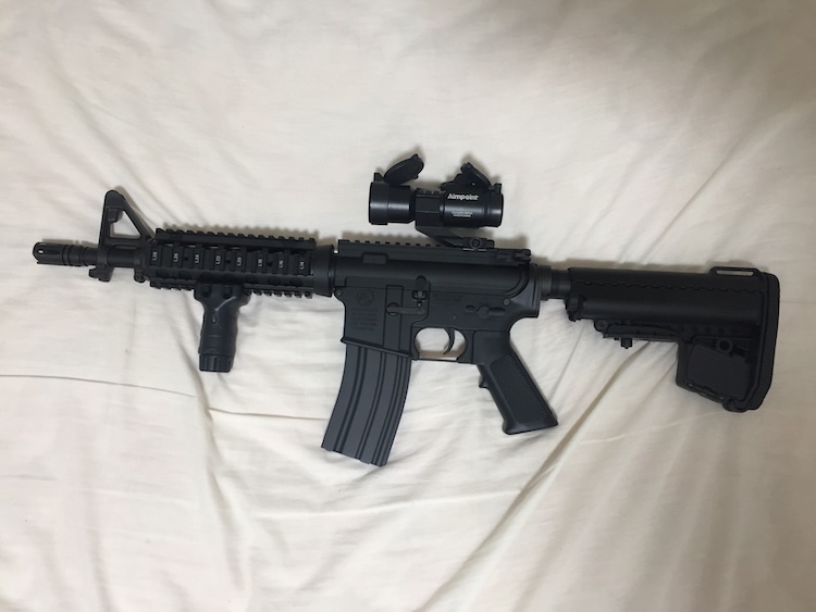 管理人のM4 CQB-R(Aimpoint のロゴの入ったドットサイトを載せたところ)