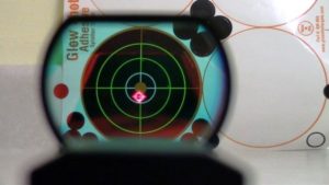 ドットサイトのレンズ越しに見た標的と赤い光点