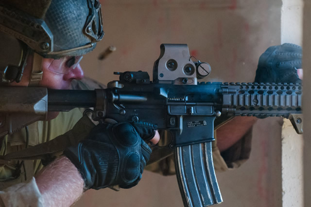 実物の EOTech のホロサイトを載せたライフルを構える兵士