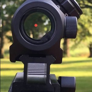 チューブ型のドットサイトを後ろから見たところ(レンズの中に赤い点)