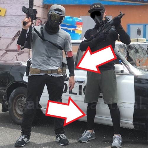 友人（右）の長そでのインナーとレギンスを矢印で示した写真（左は管理人）