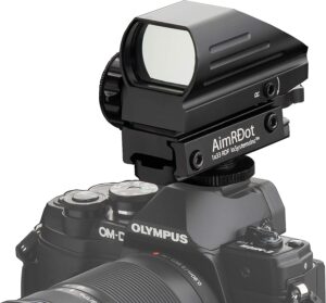 カメラ(OLYMPUS OM-D)の上に付けたドットサイト(黒・AimRDot のロゴ入り)