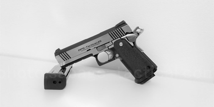 管理人のハイキャパ(銀色と黒・OPS-Tactical.45 の刻印)