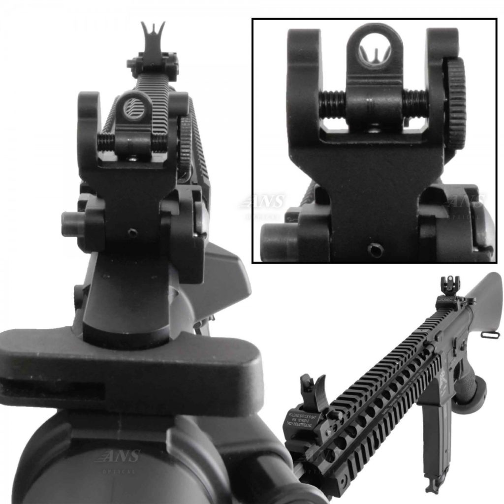 ライフルのレールに立てたアイアンサイト(黒・後ろのサイトの拡大と銃の全体)