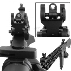 ライフルのレールに立てたアイアンサイト(黒・後ろのサイトの拡大と銃の全体)