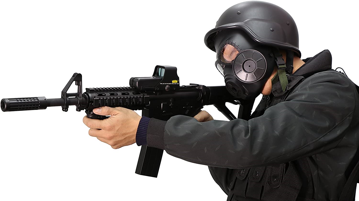 ホロサイトを後ろ寄りに載せたM4を構える人(ヘルメットとガスマスク姿)