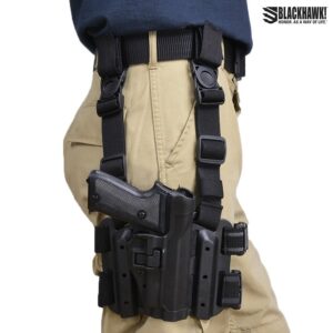 ブラックホーク タクティカル レッグホルスターを太ももに着けたところ（黒・ハンドガンを入れた状態）