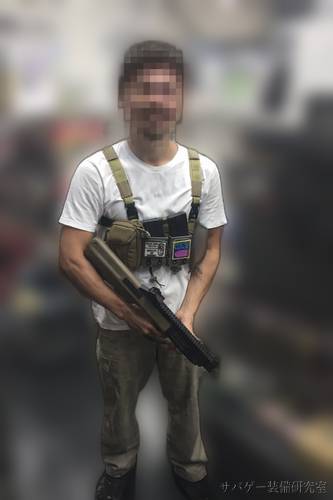 白Tシャツにチェストリグを合わせたPMC装備の管理人