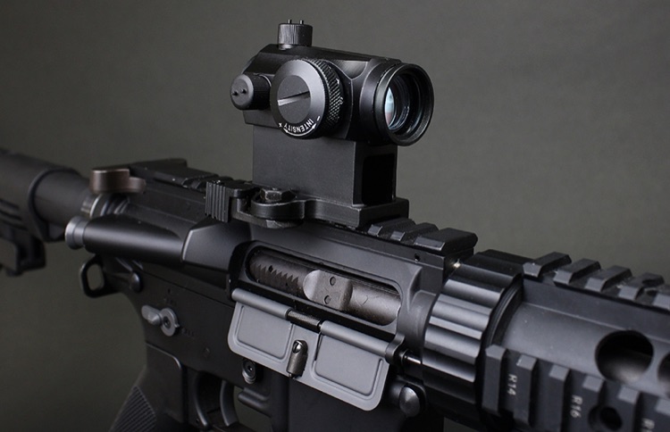 M4に載せたチューブ型のドットサイト(黒・ハイマウント)