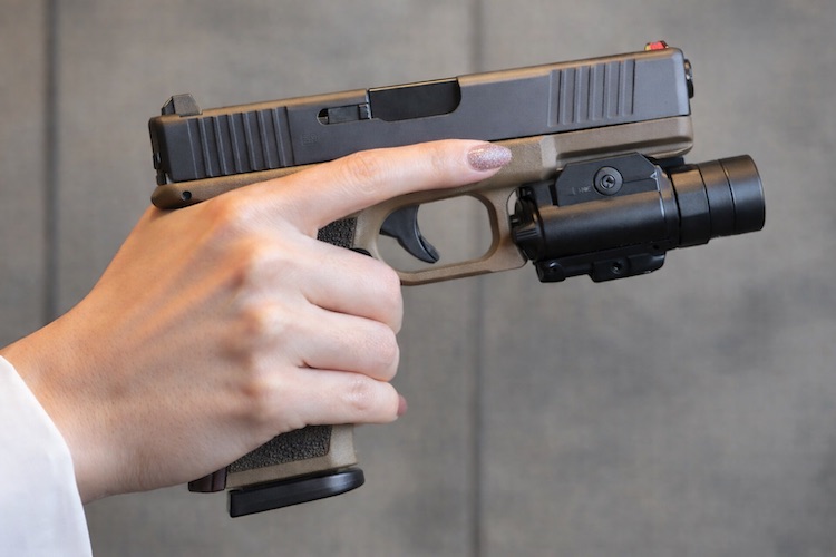 トリガーに指をかけずに構えた銃口管理の例