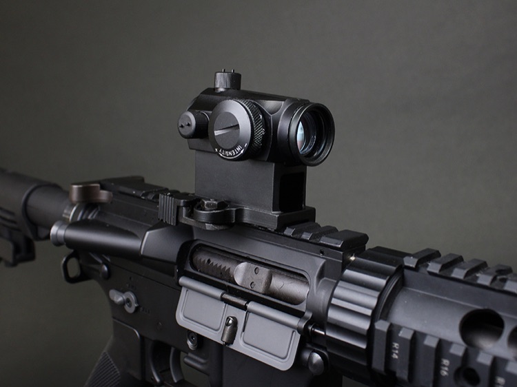 ハイマウントにしたチューブ型のドットサイトを載せたM4(黒)