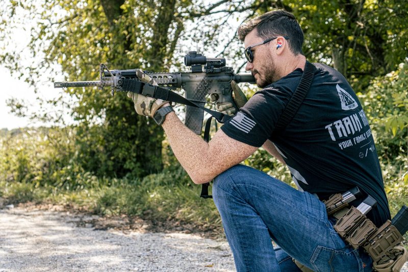 スリングで射撃姿勢を安定化