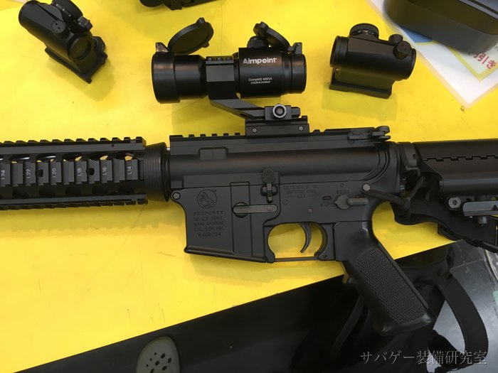 黄色い作業マットに置いた管理人私物のCQB-Rのレシーバーと、まわりに並べたドットサイト