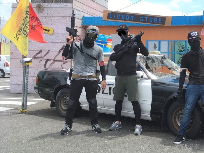 フィールドで銃を持って並ぶ管理人たち3人