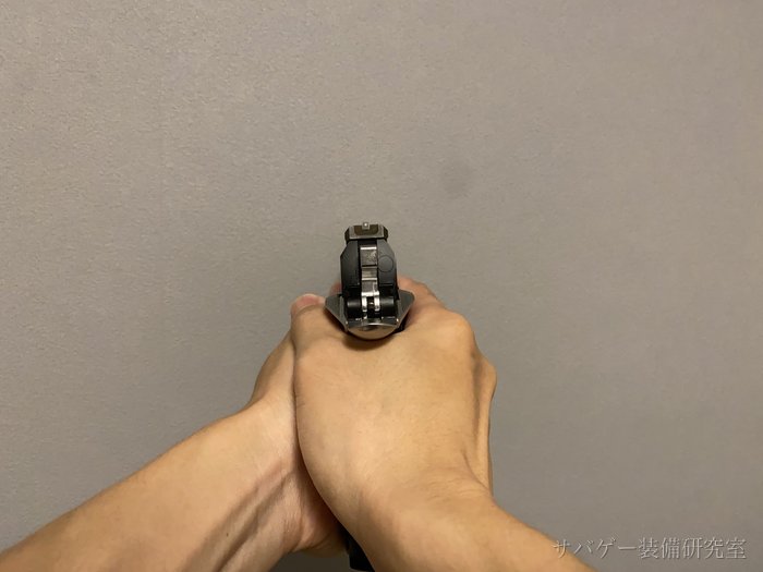 デュアルステンレスを構えた状態(後方から)