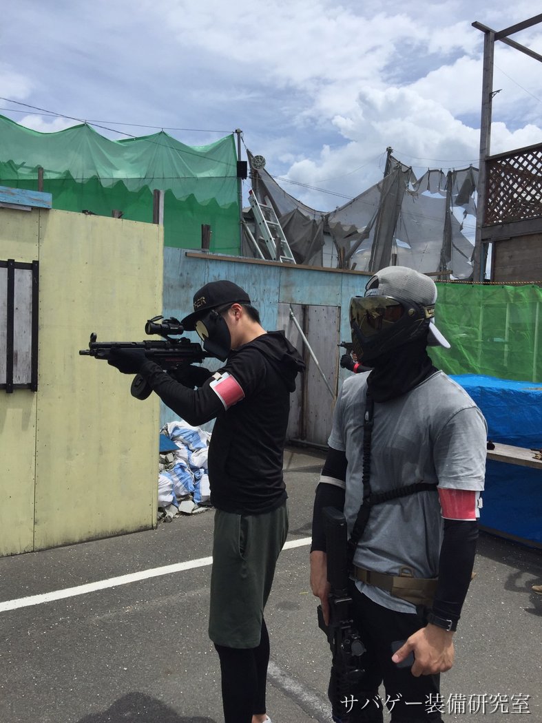 長袖長ズボンでフィールドを進むプレイヤー