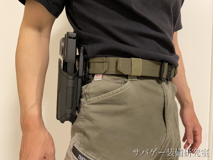 デューティーベルトにホルスターを通して装着した腰まわりを横から見たところ
