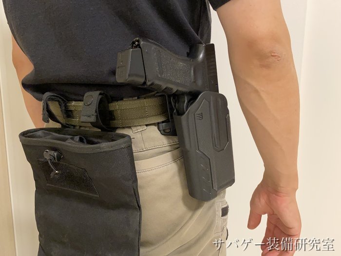テイラージャパン デューティーベルトにホルスターとダンプポーチを吊った腰まわり