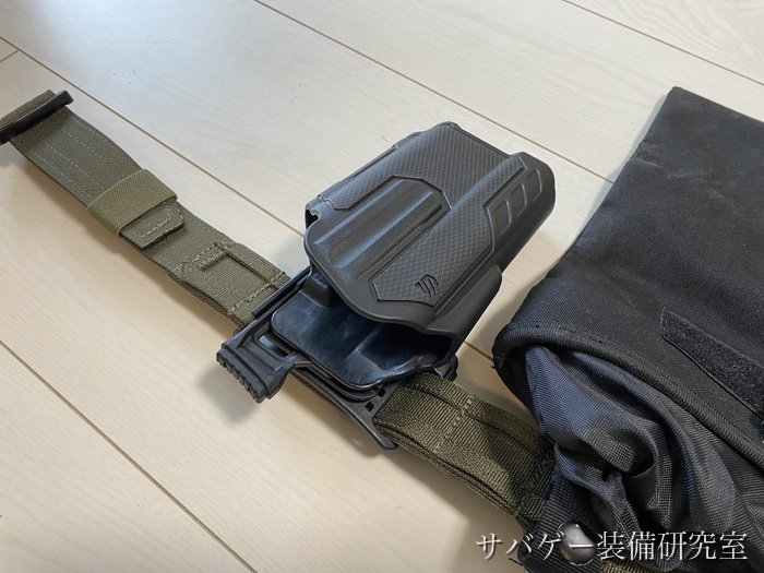 デューティーベルトとホルスターを床に並べて上から見たところ