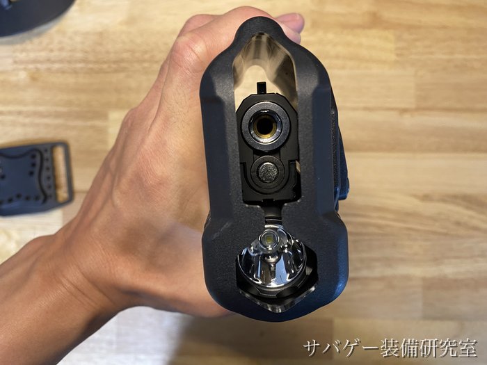 X300 ULTRAレプリカ（X-TAC HG版）を付けたハイキャパを実物Omnivoreに入れて底から見た状態。X300のレンズがホルスターの奥に収まっている