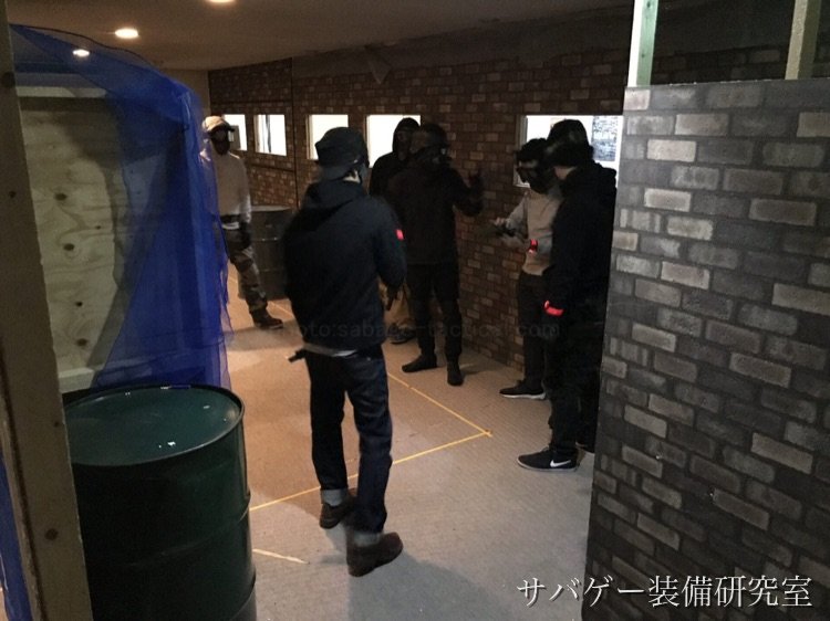 バリケードが並ぶインドアフィールドの中