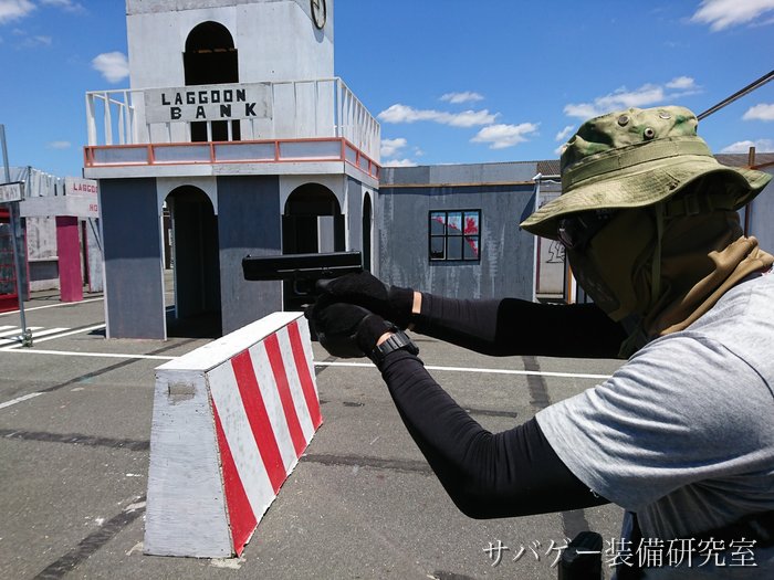 ハンドガン戦でハンドガンを構えるサバゲーマー