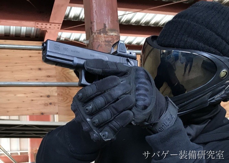 RMRタイプドットサイトを載せたグロック18Cを構える管理人