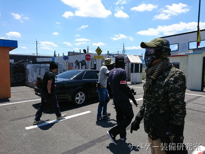 大統領戦で私服のVIPを護衛して移動する様子