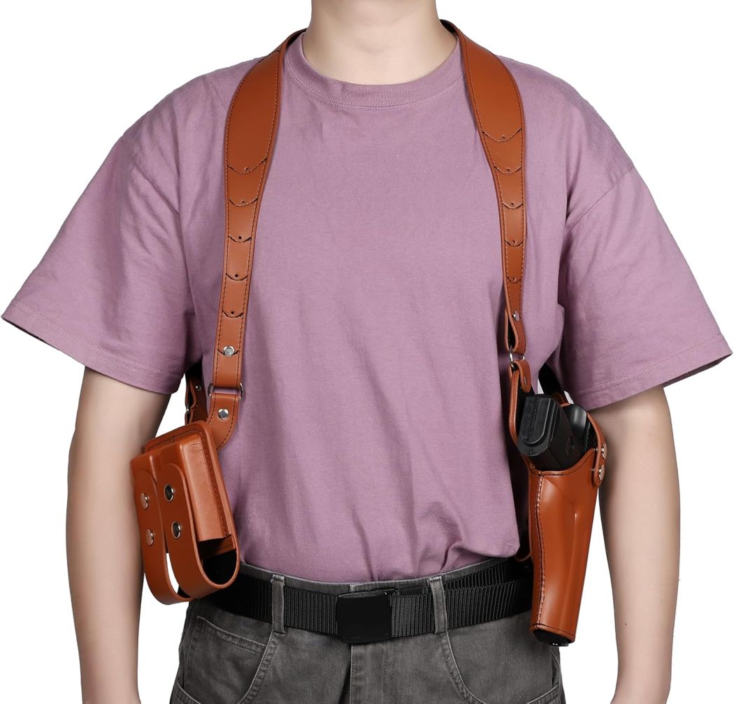 革製ショルダーホルスター(茶)をTシャツの上から装着した男性