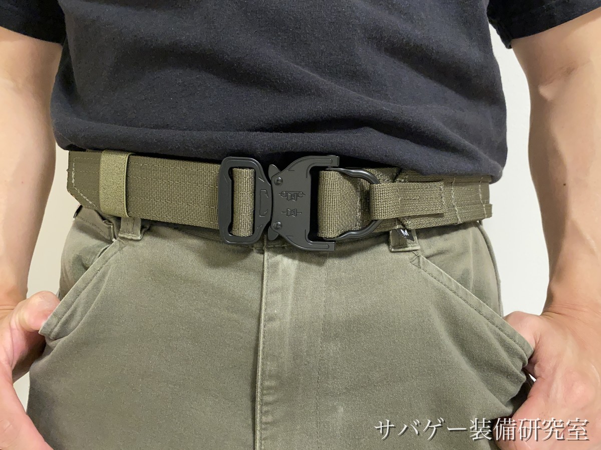 管理人のTAILOR JAPAN デューティーベルト(レンジャーグリーン)のコブラバックルを留めた正面