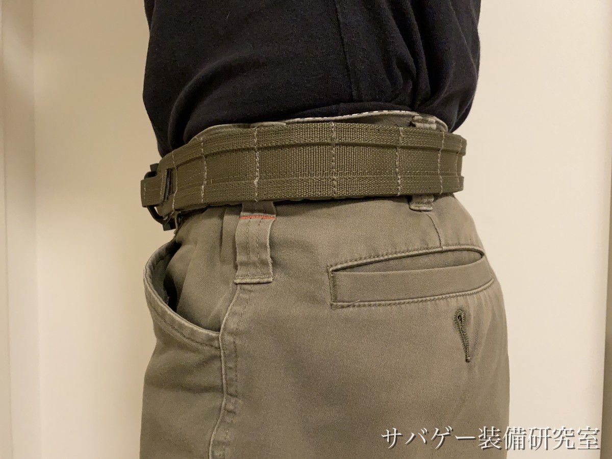 管理人のTAILOR JAPAN デューティーベルト(レンジャーグリーン)を装着して斜めから見たところ