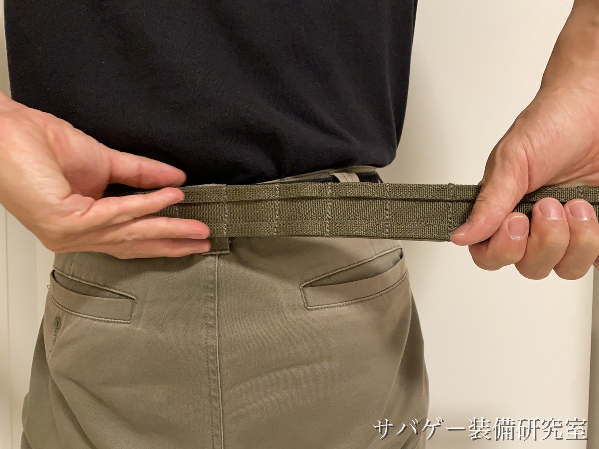 アウターベルトを腰に巻き付けているところ