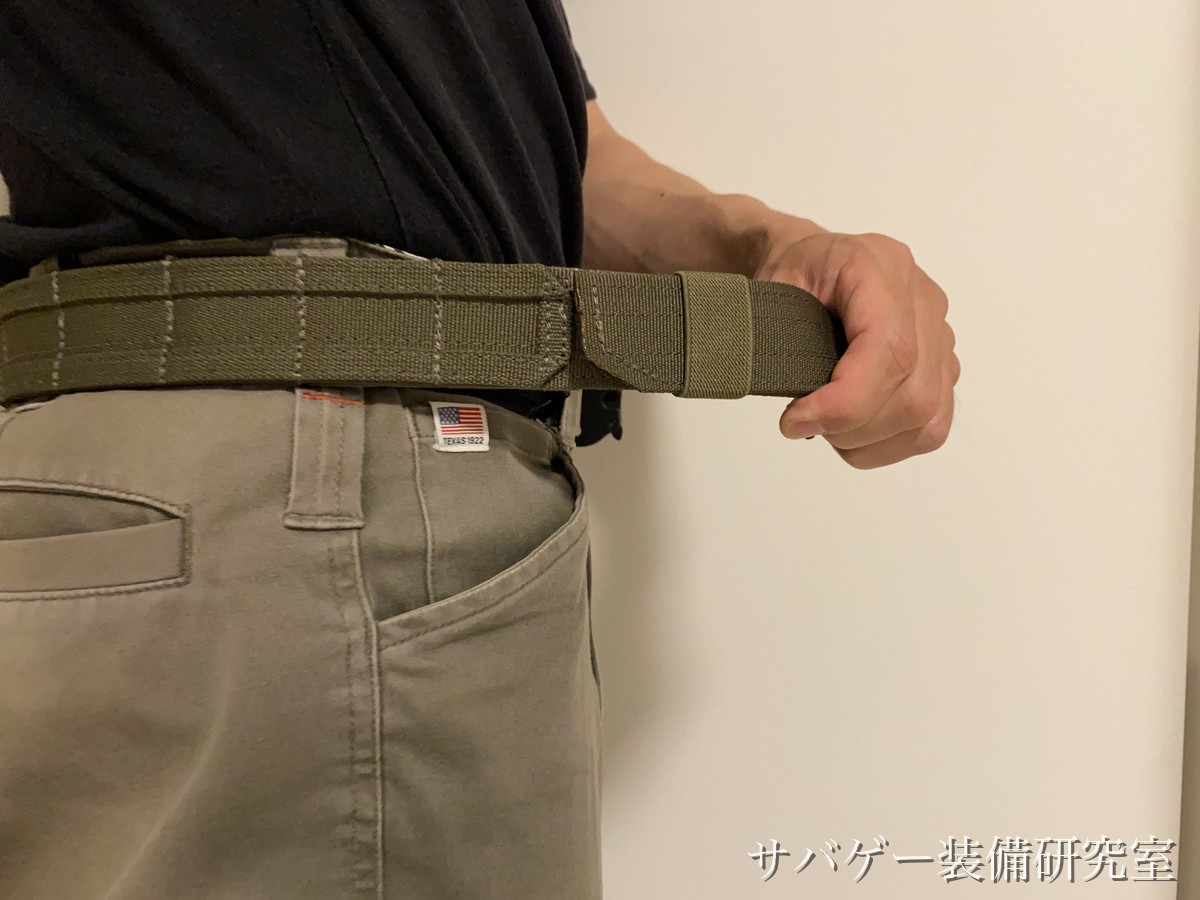アウターベルトをくるっと巻いて引き寄せているところ