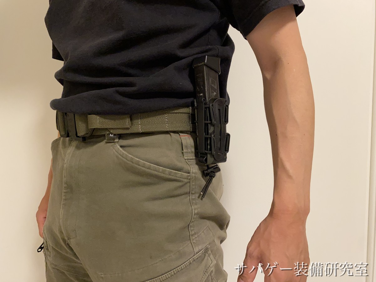タクティカルベルトにマグポーチを付けた側面