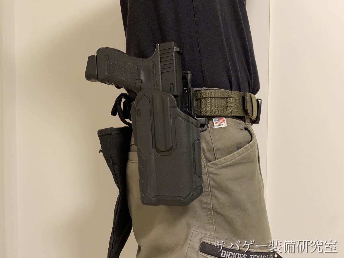 タクティカルベルトのホルスターにハンドガンを収めた装備例