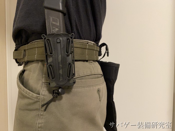 TAILOR JAPAN ハンドガンマガジンポーチをベルトに装着してマガジンを差した状態