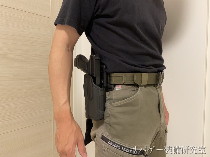 腰まわりキットの右腰側(BLACKHAWKオムニボアホルスターにグロックを格納)