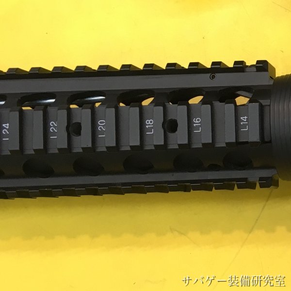管理人のM4 CQB-Rのハンドガード。20mmピカティニーレールのギザギザの溝が四面に並んでいる(L14〜L24の刻印入り)
