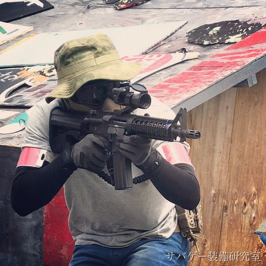 ブッシュハットとマスクの管理人がM4 CQB-Rを構えているところ(この日はフォアグリップ無し)。フィールドのバリケード前