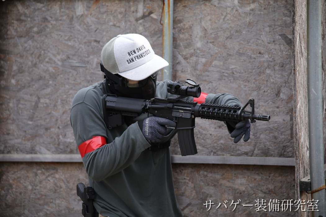 M4 CQB-R を構える管理人（キャップ）