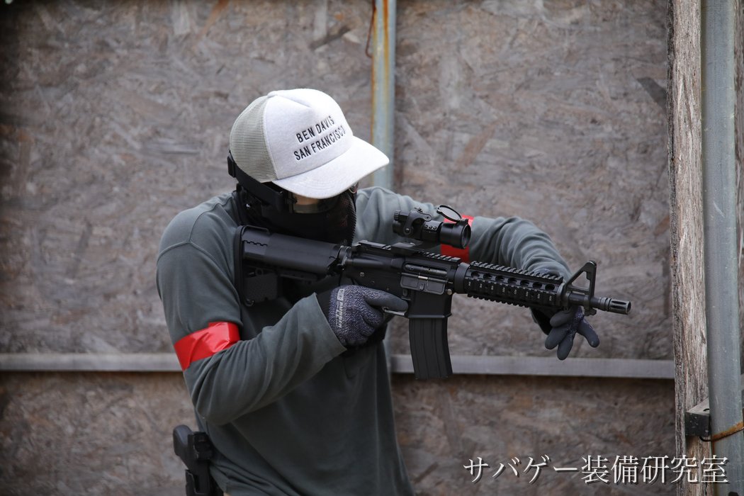 管理人がフォアグリップを付けていないM4 CQB-Rのハンドガードを直接握って構えているところ