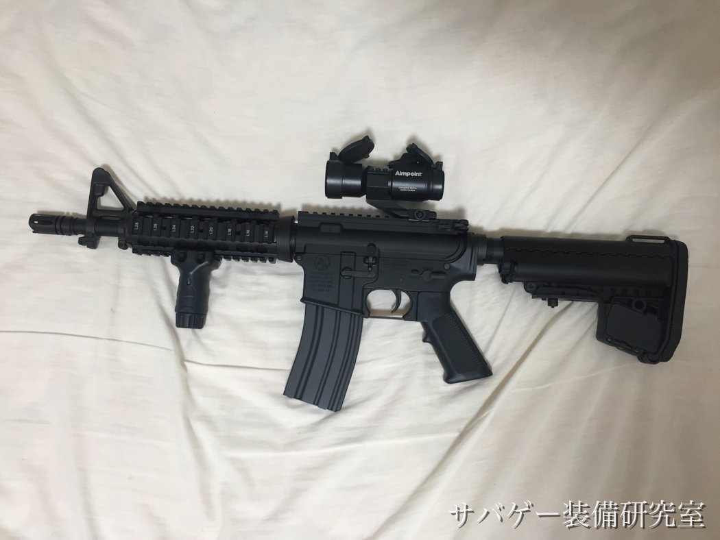 管理人の東京マルイ M4 CQB-R(横向き)。20mmレールの下に純正のバーティカルフォアグリップ、上にAimpointタイプのドットサイトを付けた状態