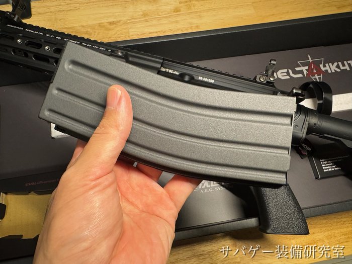 HK416D デルタカスタムに付属の82連マガジンを手に持った管理人