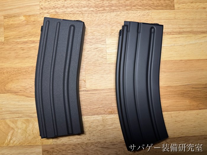 付属マガジン(左)とNo.186 82連マガジン(右)を裏から並べた長さの違い
