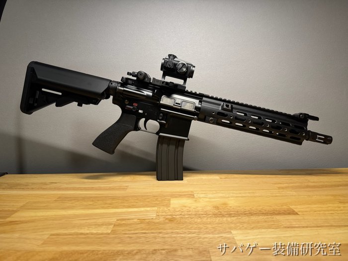 壁に立てかけた管理人のHK416D デルタカスタム(排莢口側)