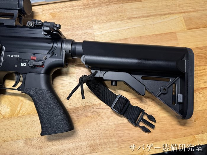 HK416D デルタカスタムのストックの付け根の下の穴に、管理人のワンポイントスリングのコードを縛ったところ