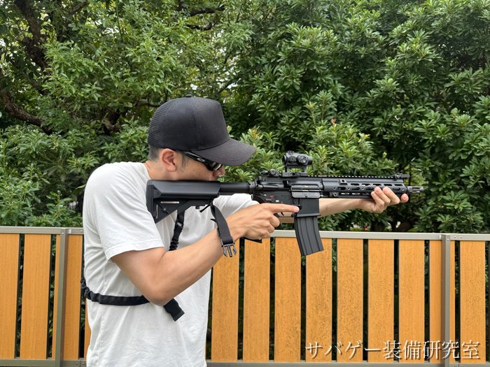ワンポイントスリングを付けたHK416 デルタカスタムを屋外で構える管理人