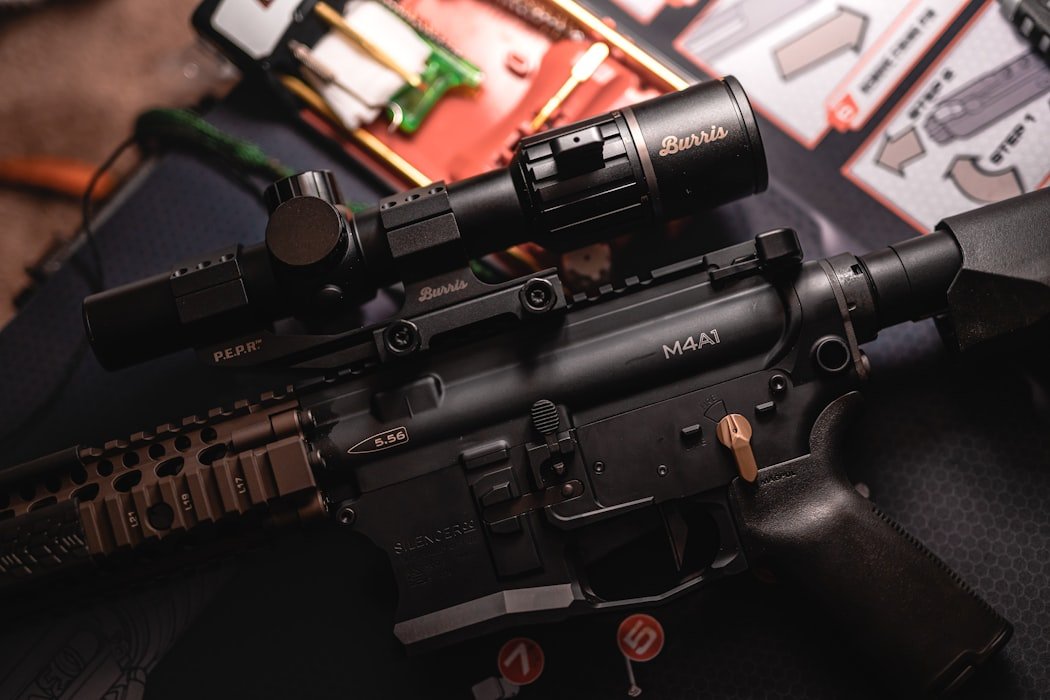 M4A1タイプのライフルとスコープのクローズアップ
