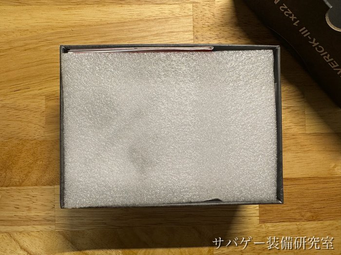 マーベリック 第3世代の箱を開けたところ(白い緩衝材と赤い冊子の端)